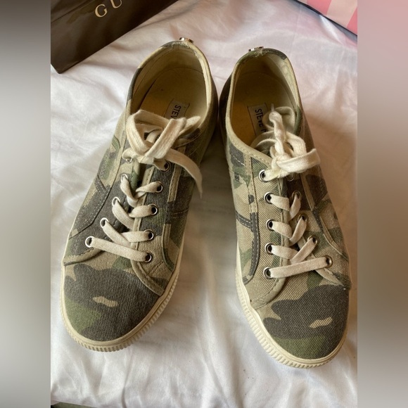 Steve‎ Madden Emmi Camouflage Platform Sneakers - Picture 1 of 11